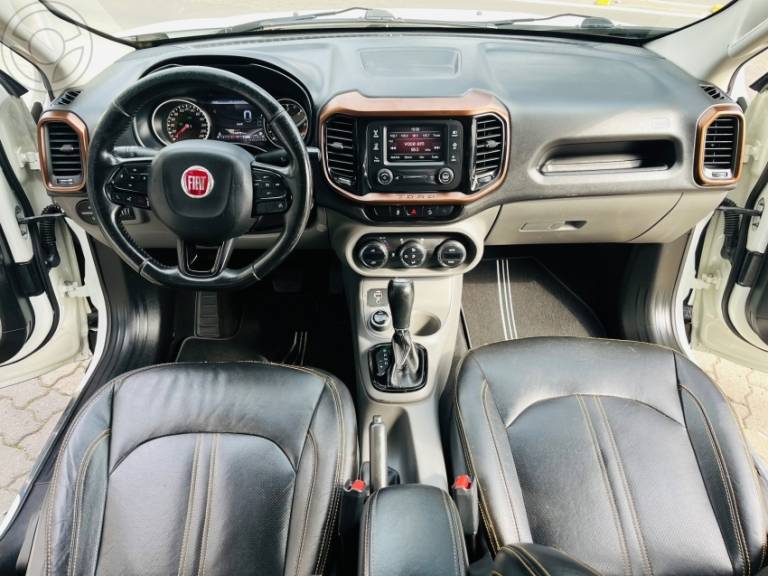 FIAT - TORO 2.0 16V TURBO DIESEL VOLCANO AT9 4X4 AUTOMÁTICO - 2016/2017 - BRANCA - R$ 95.990,00