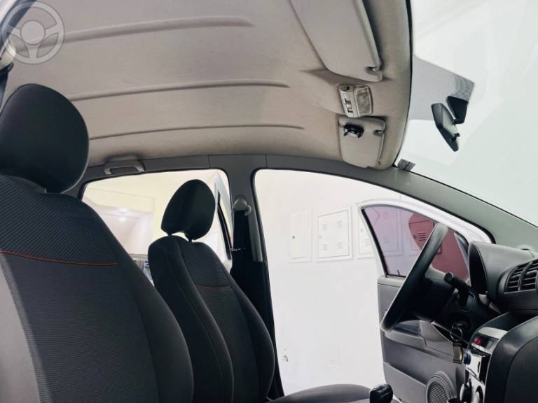 VOLKSWAGEN - FOX 1.0 MI 8V FLEX 4P MANUAL - 2009/2009 - BRANCA - R$ 27.990,00