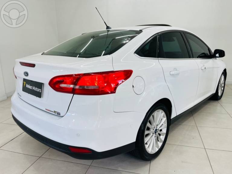 FORD - FOCUS 2.0 TITANIUM PLUS SEDAN 16V FLEX 4P AUTOMÁTICO - 2015/2016 - BRANCA - R$ 69.990,00