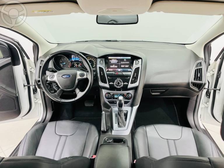 FORD - FOCUS 2.0 TITANIUM HATCH 16V FLEX 4P AUTOMÁTICO - 2014/2014 - BRANCA - R$ 59.900,00
