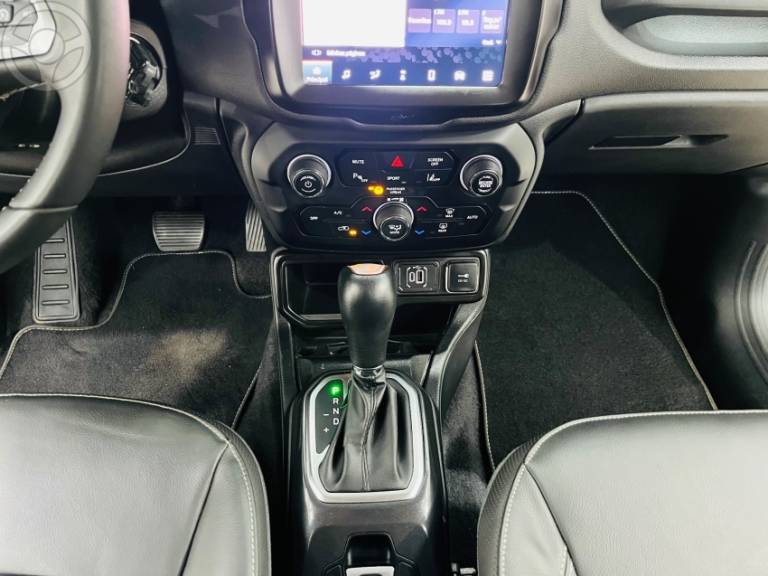JEEP - RENEGADE 1.3 LONGITUDE T270 TURBO FLEX 4P AUTOMÁTICO - 2022/2023 - PRETA - R$ 114.900,00