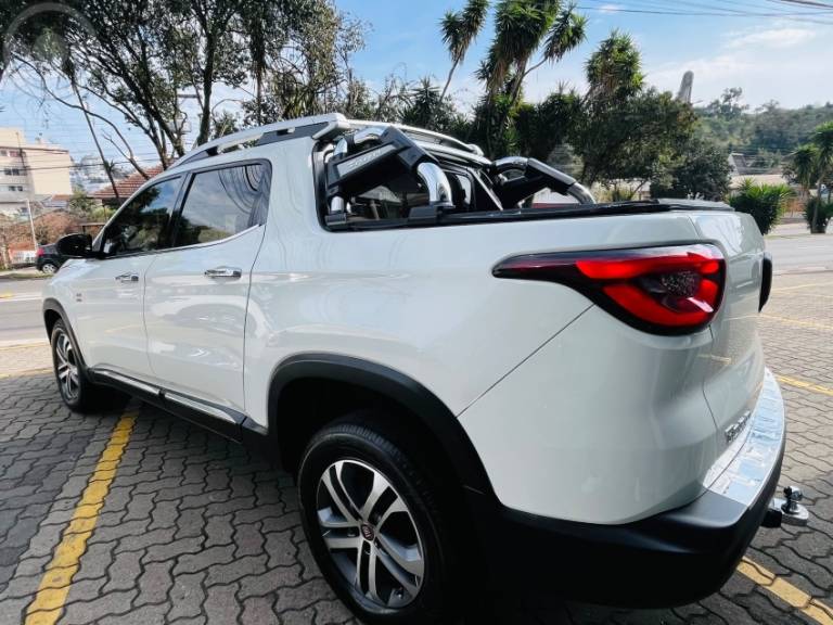 FIAT - TORO 2.0 16V TURBO DIESEL VOLCANO AT9 4X4 AUTOMÁTICO - 2016/2017 - BRANCA - R$ 95.990,00