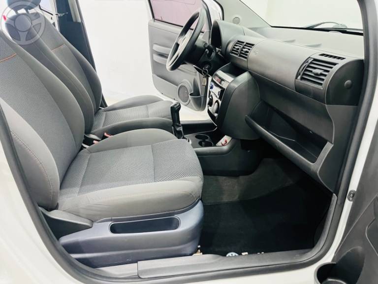 VOLKSWAGEN - FOX 1.0 MI 8V FLEX 4P MANUAL - 2009/2009 - BRANCA - R$ 27.990,00