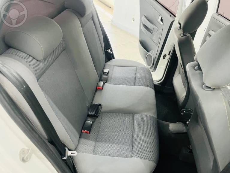 VOLKSWAGEN - FOX 1.0 MI 8V FLEX 4P MANUAL - 2009/2009 - BRANCA - R$ 27.990,00
