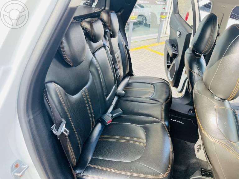 FIAT - TORO 2.0 16V TURBO DIESEL VOLCANO AT9 4X4 AUTOMÁTICO - 2016/2017 - BRANCA - R$ 95.990,00