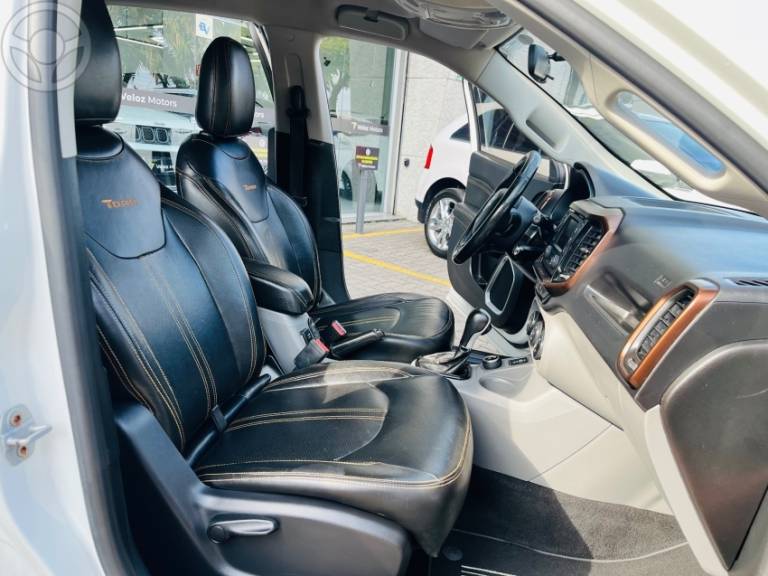 FIAT - TORO 2.0 16V TURBO DIESEL VOLCANO AT9 4X4 AUTOMÁTICO - 2016/2017 - BRANCA - R$ 95.990,00