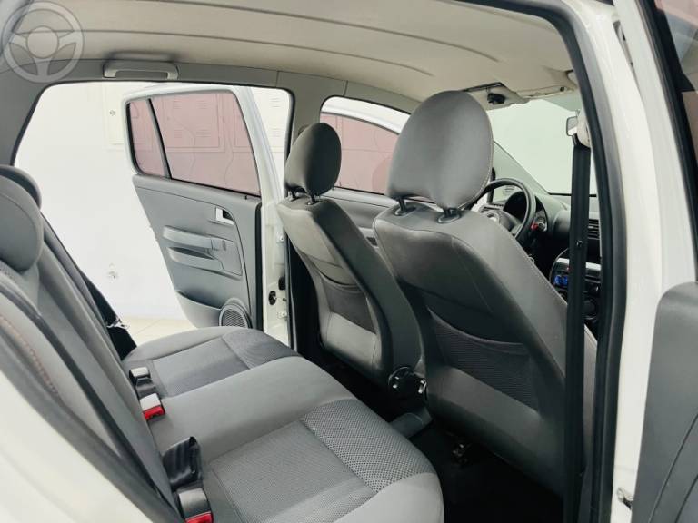 VOLKSWAGEN - FOX 1.0 MI 8V FLEX 4P MANUAL - 2009/2009 - BRANCA - R$ 27.990,00