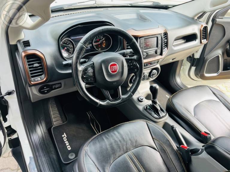 FIAT - TORO 2.0 16V TURBO DIESEL VOLCANO AT9 4X4 AUTOMÁTICO - 2016/2017 - BRANCA - R$ 95.990,00