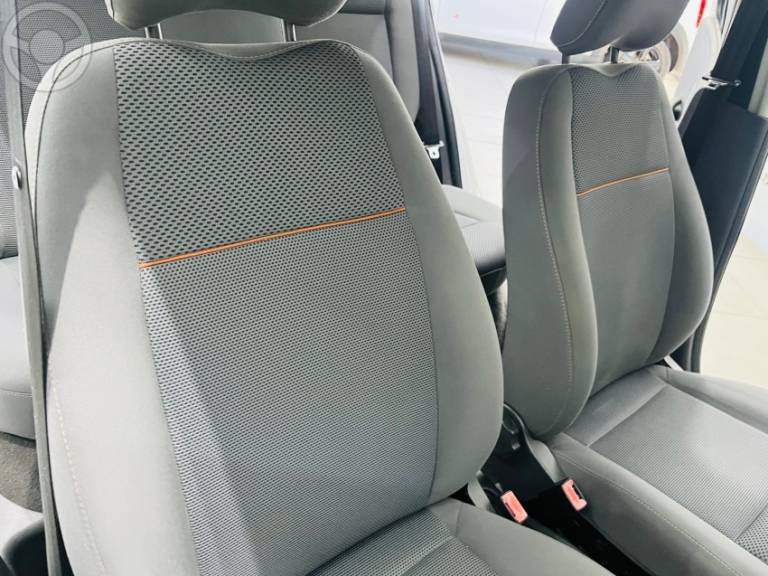 VOLKSWAGEN - FOX 1.0 MI 8V FLEX 4P MANUAL - 2009/2009 - BRANCA - R$ 27.990,00