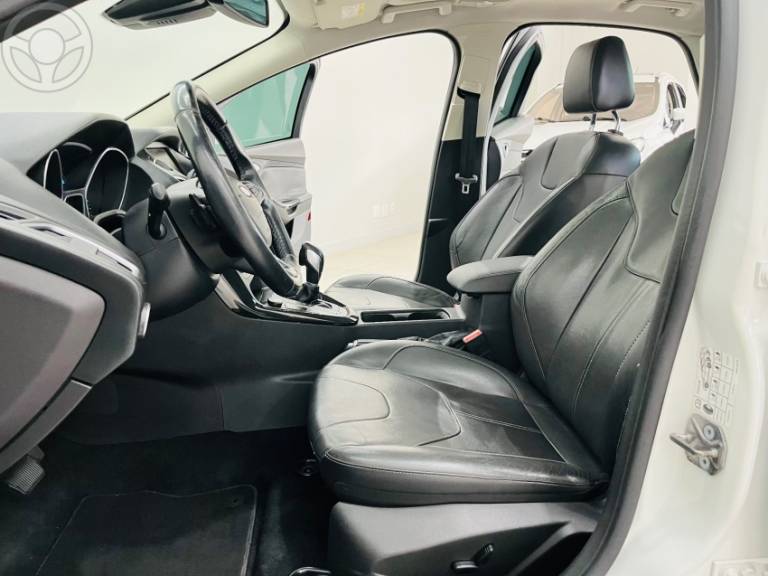 FORD - FOCUS 2.0 TITANIUM PLUS SEDAN 16V FLEX 4P AUTOMÁTICO - 2015/2016 - BRANCA - R$ 69.990,00