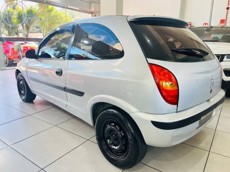 CHEVROLET - CELTA 1.0 MPFI 8V 2P MANUAL - 2002/2003 - PRATA - R$ 18.900,00