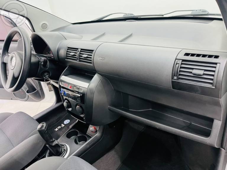 VOLKSWAGEN - FOX 1.0 MI 8V FLEX 4P MANUAL - 2009/2009 - BRANCA - R$ 27.990,00