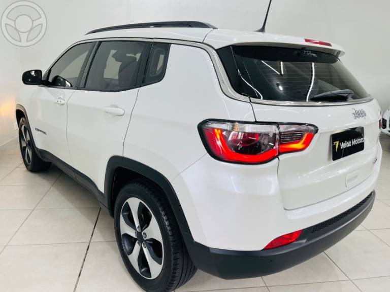 JEEP - COMPASS 2.0 16V FLEX LONGITUDE AUTOMÁTICO - 2017/2018 - BRANCA - R$ 93.990,00