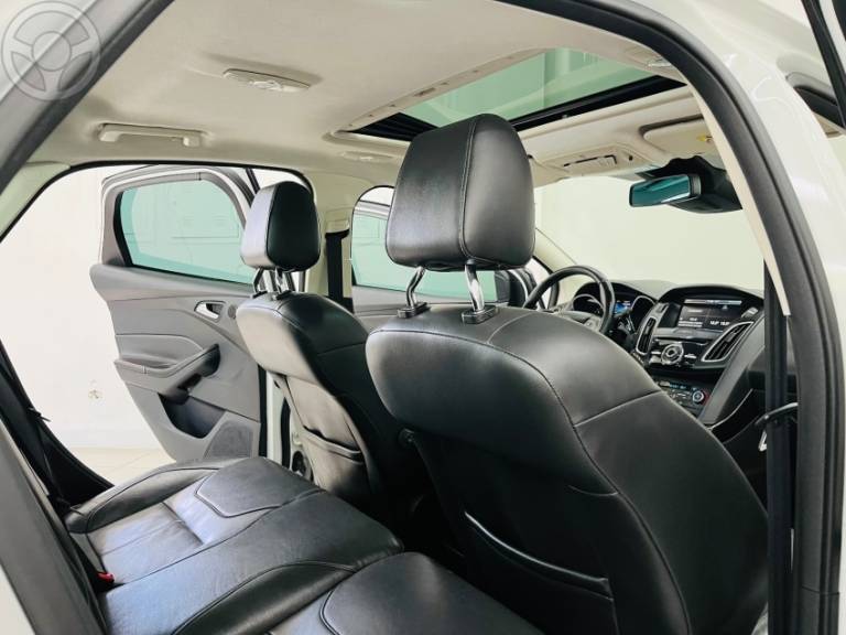 FORD - FOCUS 2.0 TITANIUM PLUS SEDAN 16V FLEX 4P AUTOMÁTICO - 2015/2016 - BRANCA - R$ 69.990,00