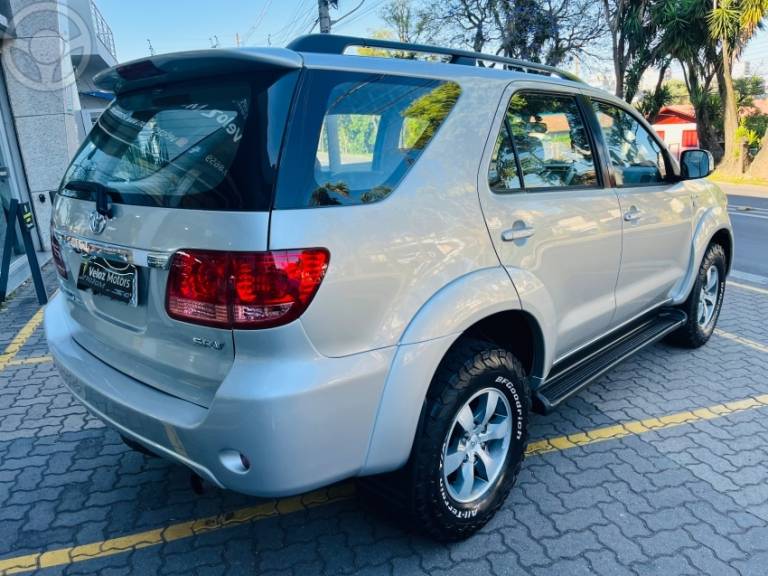 TOYOTA - HILUX SW4 3.0 SRV 4X4 16V TURBO INTERCOOLER DIESEL 4P AUTOMÁTICO - 2006/2007 - PRATA - R$ 108.990,00