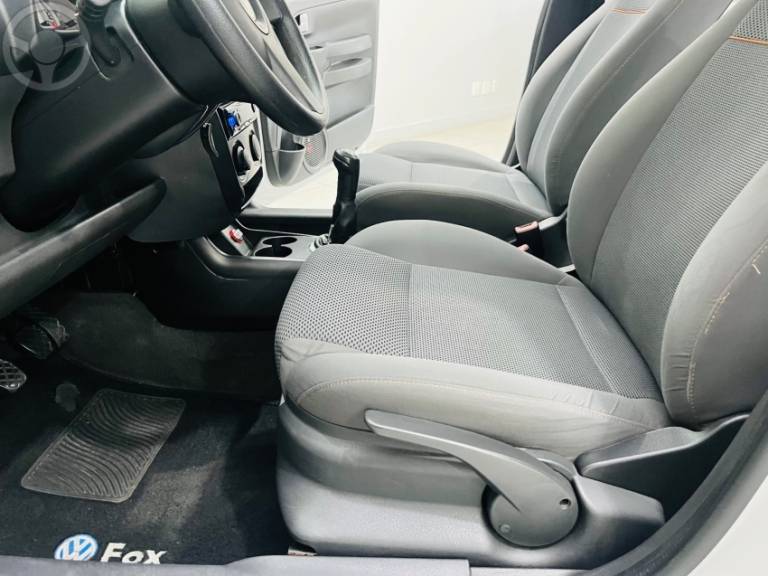 VOLKSWAGEN - FOX 1.0 MI 8V FLEX 4P MANUAL - 2009/2009 - BRANCA - R$ 27.990,00