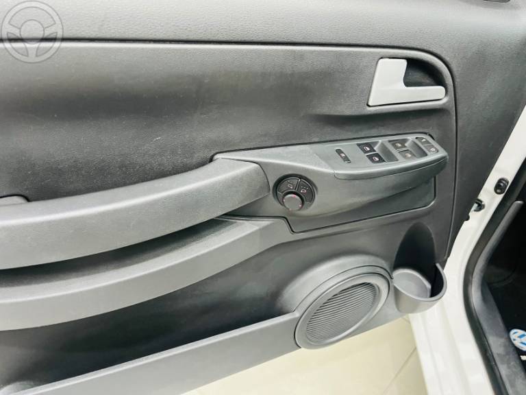 VOLKSWAGEN - FOX 1.0 MI 8V FLEX 4P MANUAL - 2009/2009 - BRANCA - R$ 27.990,00