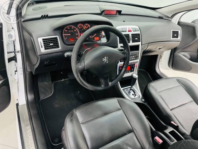 PEUGEOT - 307 2.0 PREMIUM 16V FLEX 4P AUTOMÁTICO - 2011/2012 - BRANCA - R$ 31.990,00