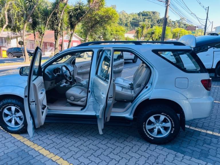 TOYOTA - HILUX SW4 3.0 SRV 4X4 16V TURBO INTERCOOLER DIESEL 4P AUTOMÁTICO - 2006/2007 - PRATA - R$ 108.990,00