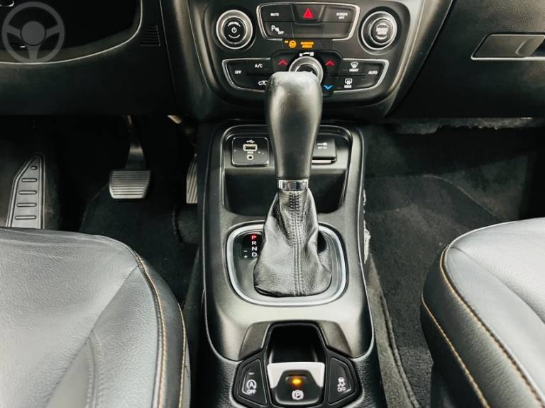 JEEP - COMPASS 2.0 16V FLEX LONGITUDE AUTOMÁTICO - 2017/2018 - BRANCA - R$ 93.990,00