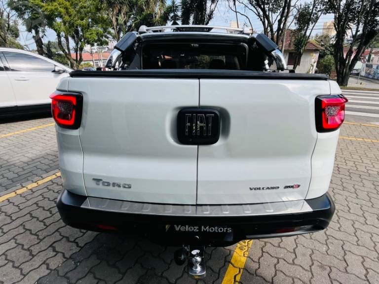 FIAT - TORO 2.0 16V TURBO DIESEL VOLCANO AT9 4X4 AUTOMÁTICO - 2016/2017 - BRANCA - R$ 95.990,00